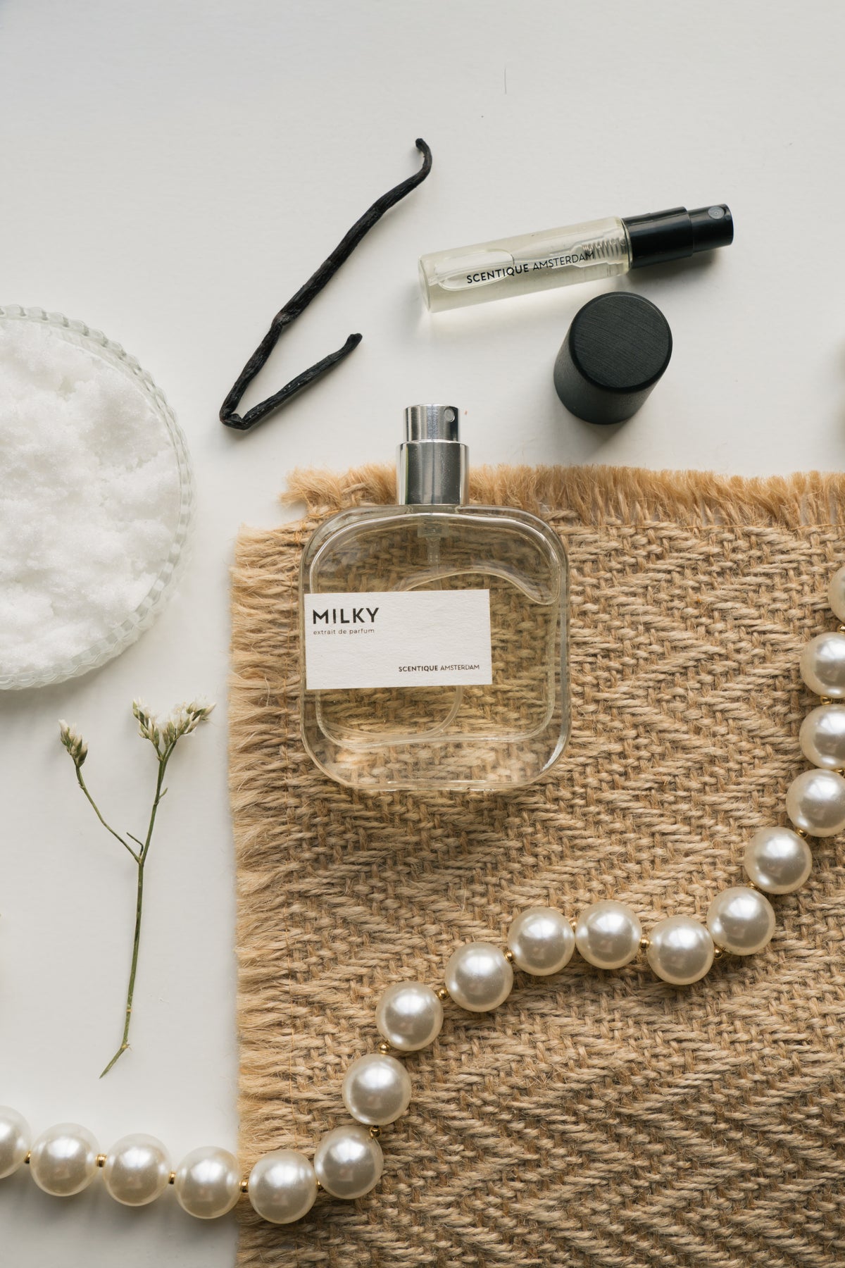Vanille, kokospoeder. Inspiratie van Vanilla Powder. €34,95. Scentique Amsterdam. 50 ml