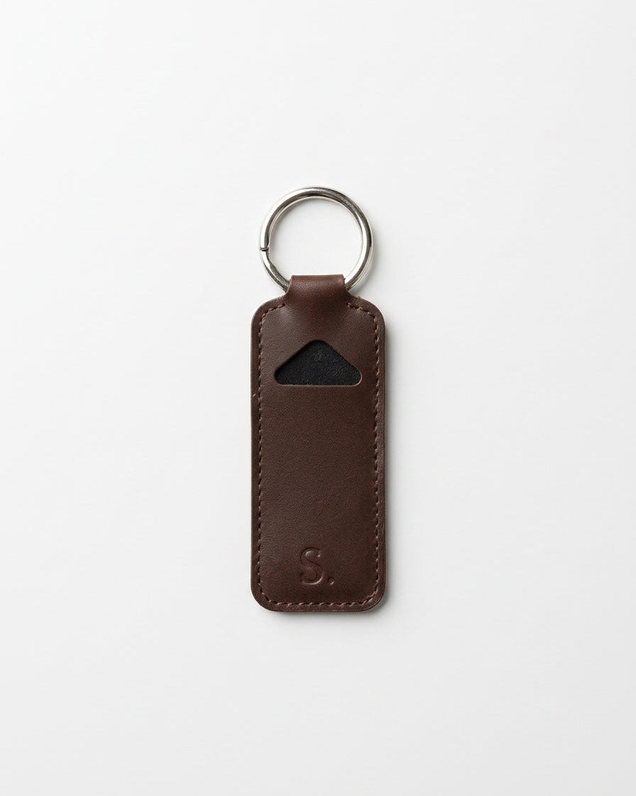 Close-up van tashanger met parfum sample flesje, populaire bag charm om je geur mee te nemen €3.95. Gemaakt oor Scentique Amsterdam. Chocoladebruin