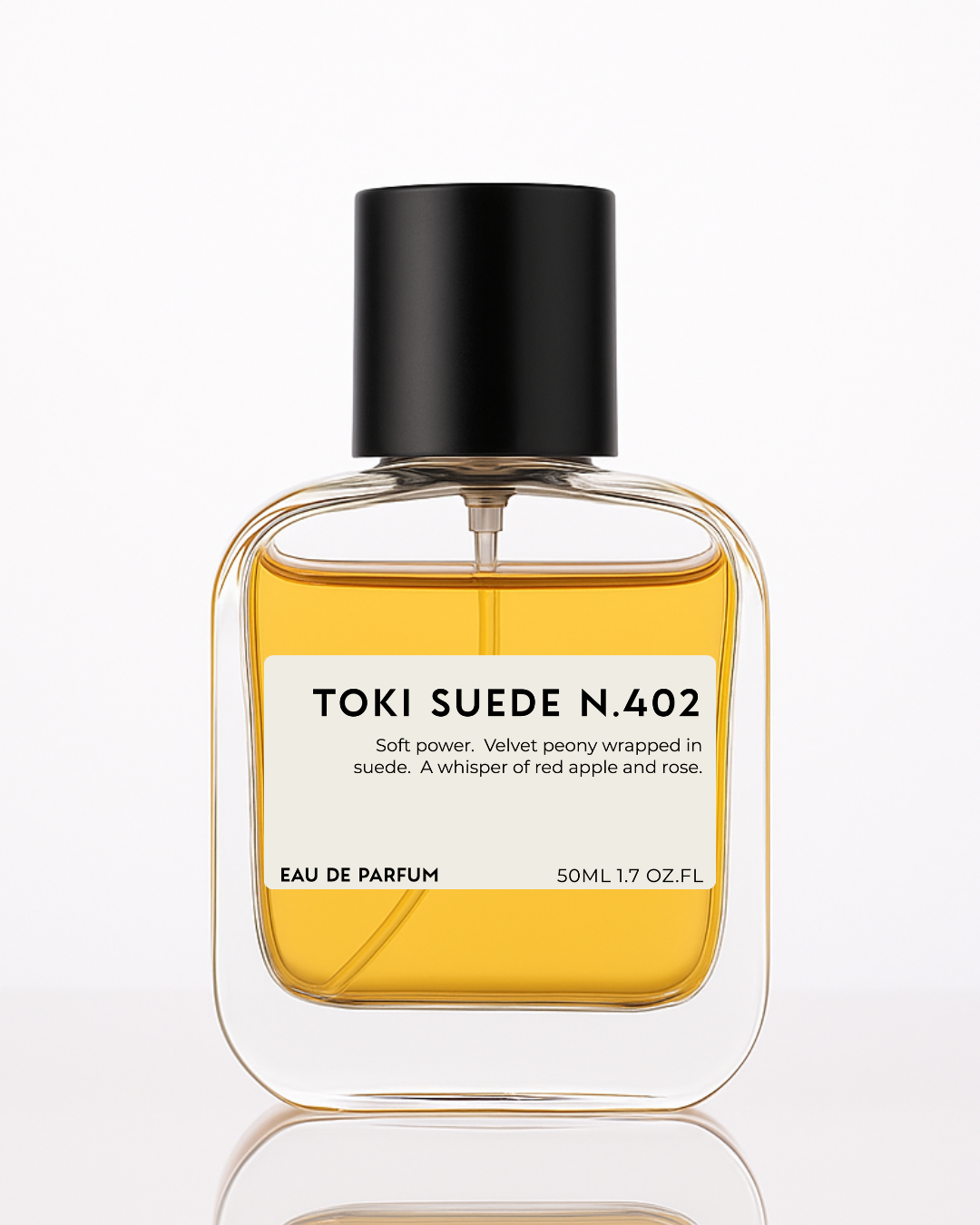 Minimalistisch flesje van Toki Suede N.402, een betaalbare dupe van Peony & Blush Suede met noten van rode appel, pioenroos en suède. Elegant, langhoudend en vrouwelijk.

Minimalist bottle of Toki Suede N.402, a long-lasting dupe of Jo Malone’s Peony & Blush Suede with notes of red apple, peony, rose, suede, and musk. Elegant, soft, and magnetic.