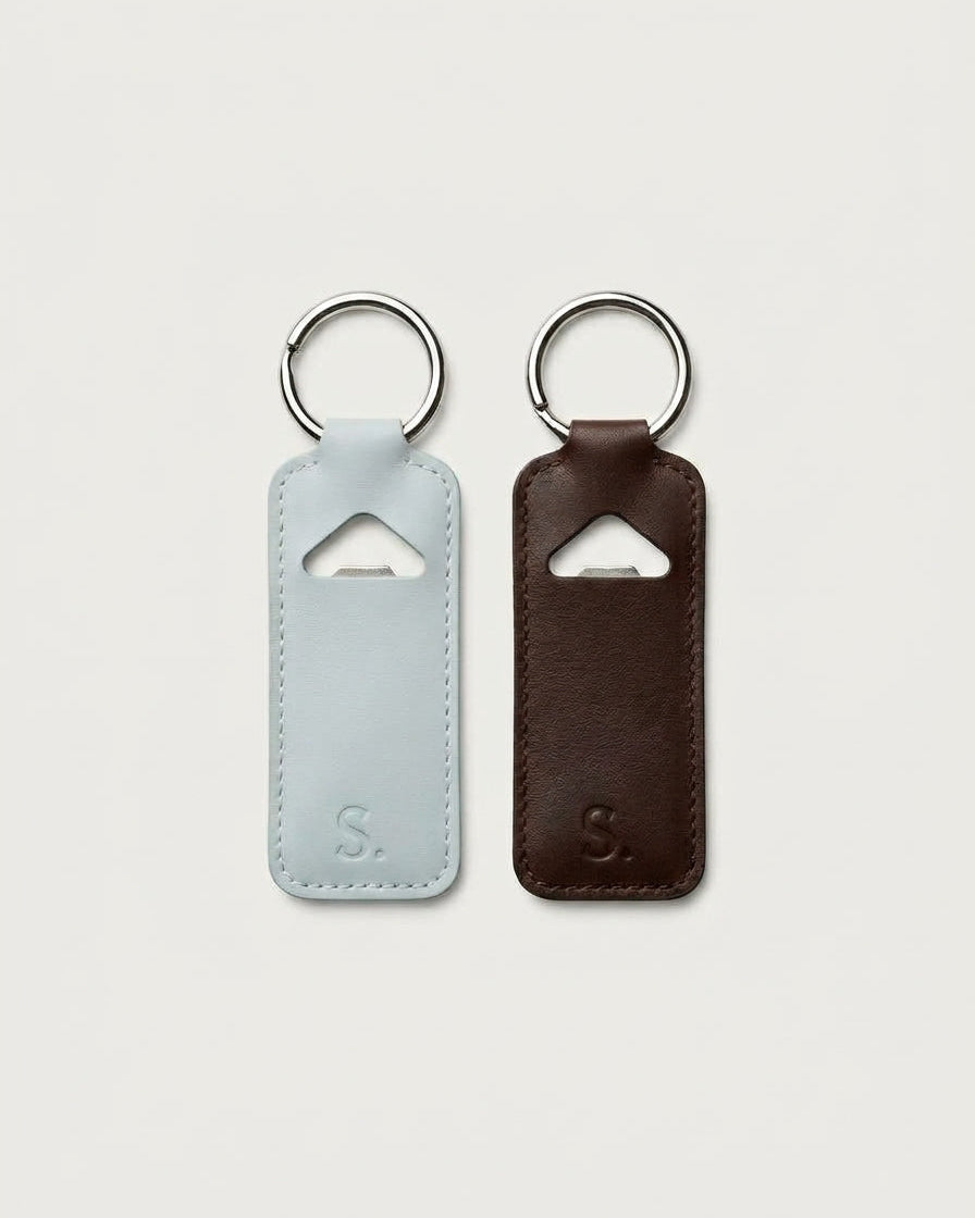 Tashanger in het bruin met metalen clip en ring van Scentique Amsterdam. 37mm breed en 92 mm lang. 

perfume sample bag charm - brown bag charm - blue bag charm - perfume sample bag charm 
