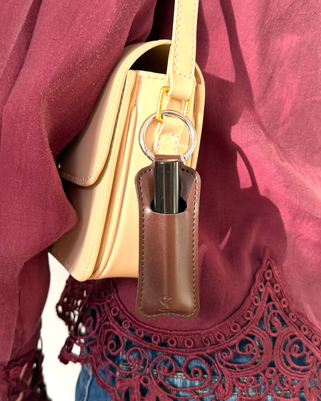 Trendy tashanger voor parfum samples met sleutelhangerclip, hét tasaccessoire van dit moment. €3.95. Gemaakt door Scentique Amsterdam