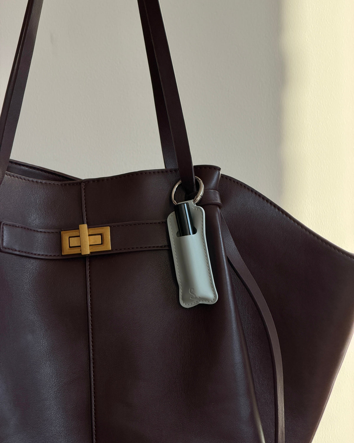 Parfum sample tashanger bevestigd aan handtas, stijlvol je favoriete geur altijd bij de hand. €3.95. Gemaakt door Scentique Amsterdam